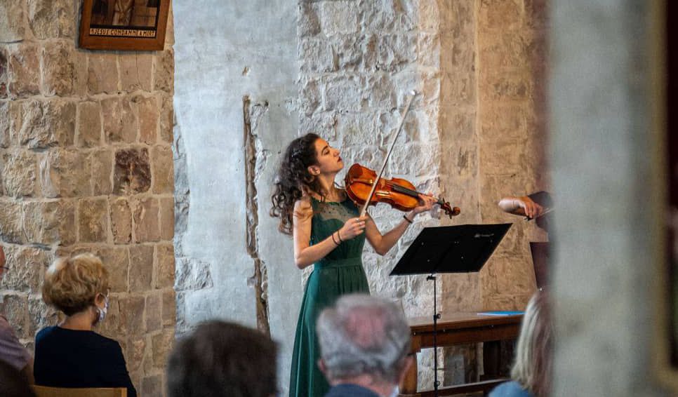 Le tre violiniste russe rinunciano al Lipizer, «è troppo tardi»